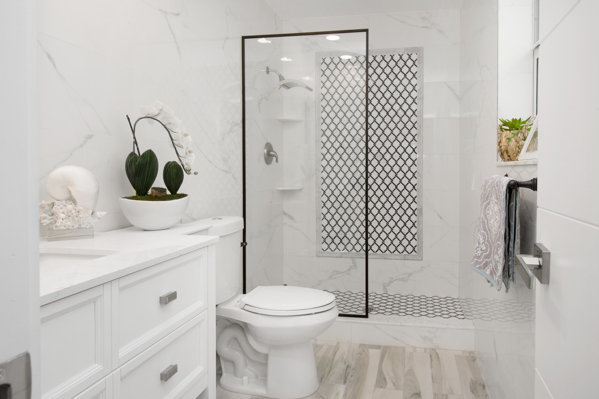 Keep Your Shower Enclosure Feeling Comfortable And Clean – Angela Ricardo